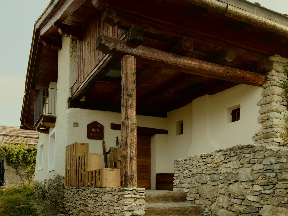 Baita Horres · Luxury Mountain Chalet · Bardonecchia Ingresso di una casa rustica con travi in legno, muri in pietra e gradini