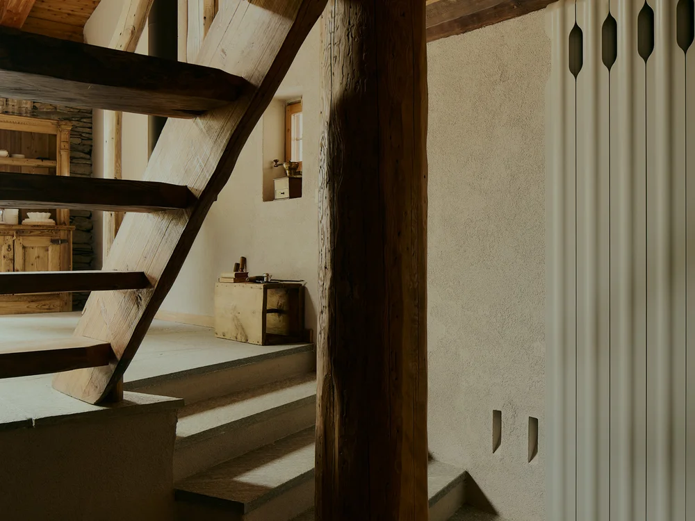 Baita Horres · Luxury Mountain Chalet · Bardonecchia Scala in legno con travi a vista in un interno rustico