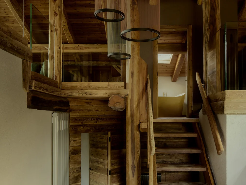 Baita Horres · Luxury Mountain Chalet · Bardonecchia Scala in legno in un interno rustico con lampade cilindriche sospese